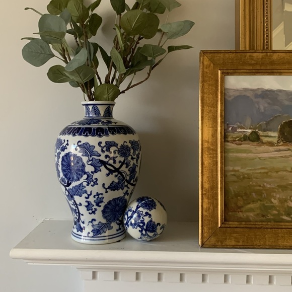 Chinoiserie Elegant Blue and White Floral Accent Vase ceramic new home decor - Picture 6 of 11